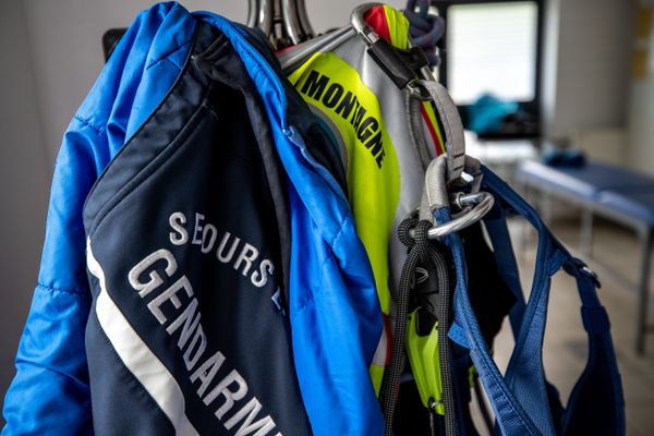 Illustration. Le corps d'un homme de 27 ans a été retrouvé sans vie dans le massif du Mont-Blanc. Le randonneur en raquettes aurait chuté de 300 mètres sur le sentier en direction du chalet des Pyramides.