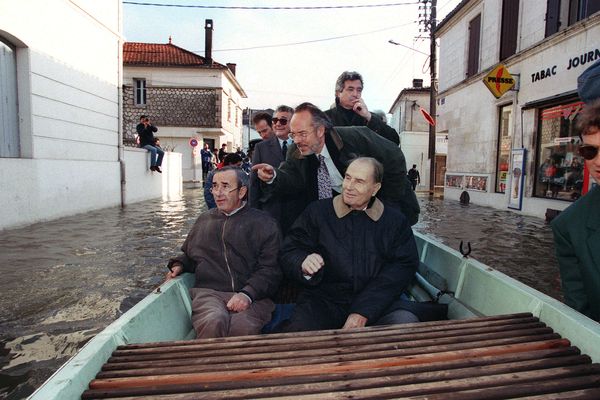 Le 8 janvier 1994, François Mitterrand rend visite aux sinistrés de Saintes (Charente-Maritime) en compagnie du maire de la ville Michel Baron et de l'ancien ministre de l'Intérieur Philippe Marchand.