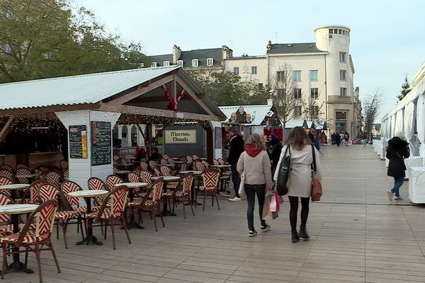 Des cabanons du marché de Noël de Poitiers, samedi 17 décembre 2022.