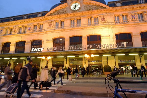 Un jeune homme s'est vu voler sa valise et rouer de coups pour avoir demandé où elle se trouvait. Illustration.