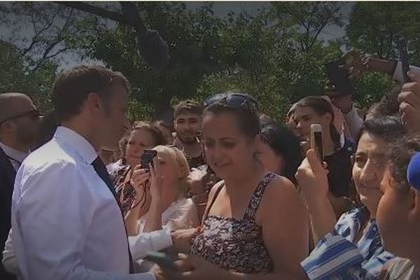 Emmanuel Macron a été interpellé par une mère de famille lors de sa visite dans une cité de Marseille.