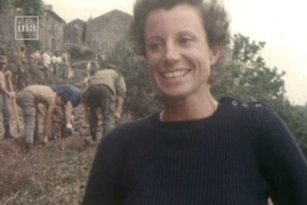 En 1977, Geneviève Fustier, maire de Saint-Arcons d'Allier, embauche l'armée française pendant 10 jours pour restaurer son village.