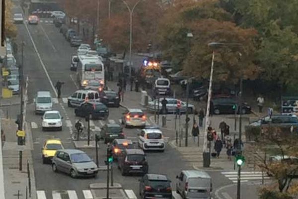 On voit sur cette photo la scène de l'agression, l'arrêt de bus ,les véhicules d'intervention et les voitures banalisées de la police autour du bus C26.