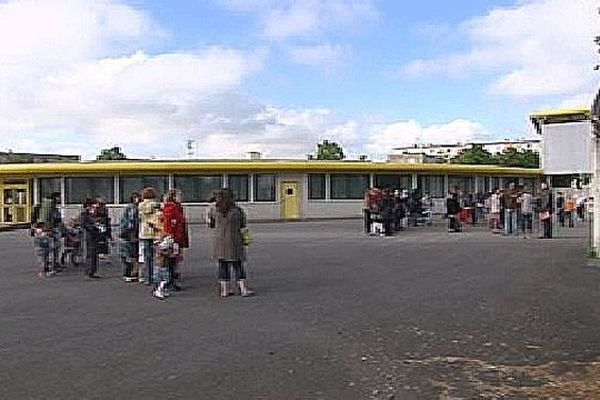 L'école Albert Camus ce lundi matin, 48 heures après le sinistre qui a détruit plusieurs classes