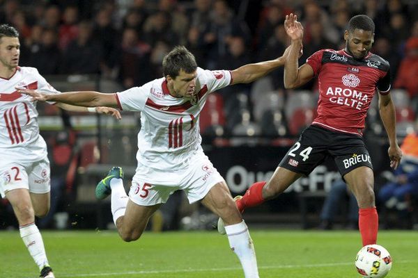 Les joueurs lillois (en blanc) se sont inclinés samedi soir à Guingamp.