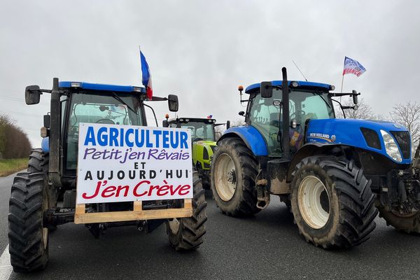 26 janvier 2024. Des agriculteurs en colère bloquent l'A10.