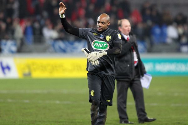 Le gardien du LOSC se plaint du racisme dans les stades de foot français.