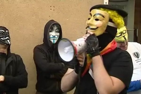 A Clermont-Ferrand, une vingtaine de manifestants masqués a manifesté contre la scientologie, le 8 mars 2014.