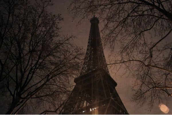 La tour Eiffel, éteinte (illustration).