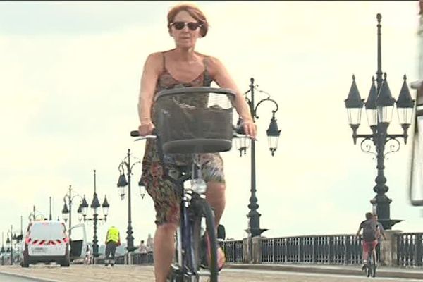 Les cyclistes apprécient de pouvoir traverser le pont de pierre en toute sécurité