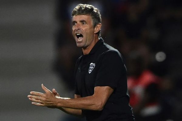 Bernard Blaquart, l'entraîneur nîmois, lors du match contre Angers le 11 août 2018.