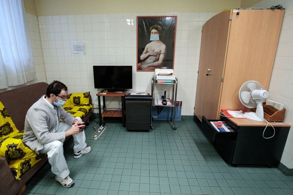 Un membre du personnel médical en salle de repos à l'hôpital Bichat dans le 18e arrondissement de Paris. Photo prise le 29 janvier 2021.