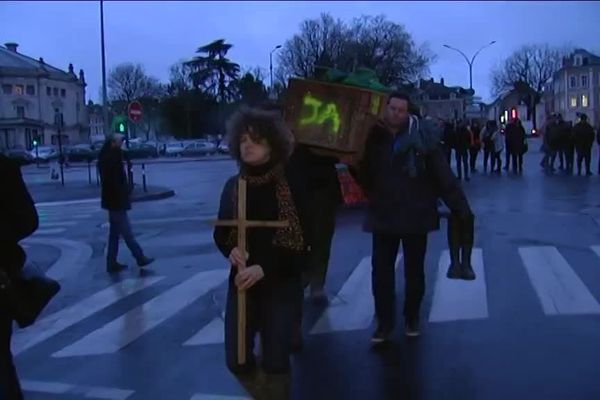 Des agriculteurs et éleveurs ont organisé samedi 30 janvier les funérailles symboliques de leur profession à Amiens pour protester contre la baisse des prix de vente de la viande et du lait.