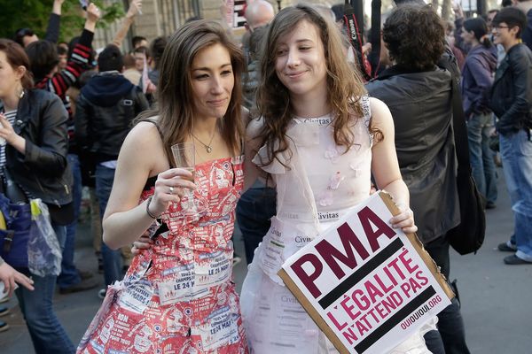 Deux militantes du collectif OUi Oui Oui Égalité le 23 avril 2013 au moment de l'adoption par l'Assemblée Nationale de la loi sur le mariage pour tous