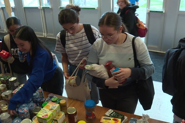 Des étudiants à Brest lors d'une distribution de produits alimentaires ce 10 octobre 2023