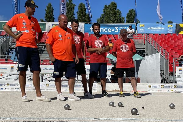 La triplette Rocher au coude-à-coude avec la triplette Sanvers en 32 de finale.