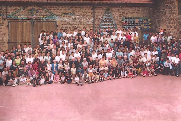 Tous les quatre ans, cette immense famille se réunit pour une cousinade géante.