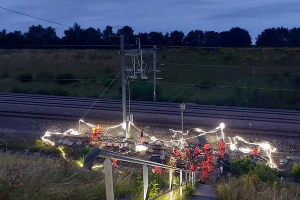 Les équipes de la SNCF réparent le poste de signalisation et d'aiguillage de Croisilles (Pas-de-Calais).