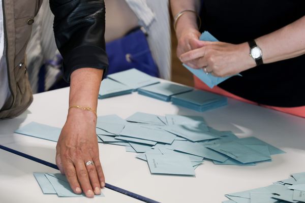 Au lendemain des élections législatives, le Premier ministre sortant Gabriel Attal a remis sa démission à Emmanuel Macron en fin de matinée. Le chef de l'Etat n'a toutefois rien laissé filtrer de ses intentions et pourrait très bien demander au gouvernement de rester en place en attendant que la situation politique se décante.