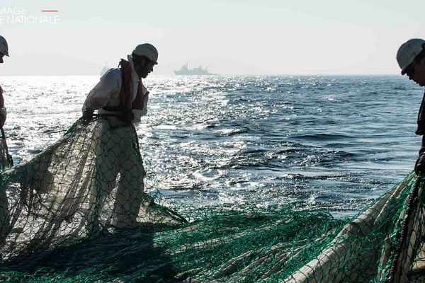 L'équipe Antipol de la préfecture maritime et un personnel du BSAA Argonaute se préparent à mettre à l'eau un barrage hauturier dans la zone de naufrage du Grande America