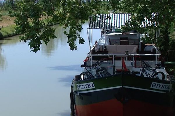 Le canal du Midi à Capestang dans l'Hérault 