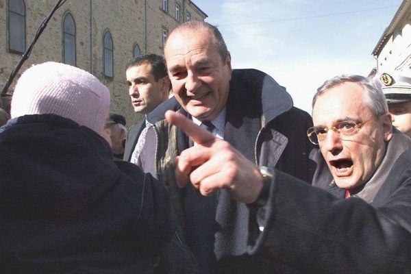 C'est avec un grand enthousiasme que Jacques Barrot avait fait visiter le marché d'Yssingeaux à Jacques Chirac, alors président de la République, le 11 mars 1999.