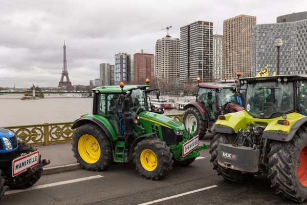 Plusieurs tracteurs manifestent dans Paris ce vendredi.