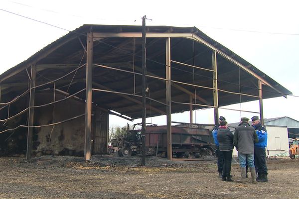 Plusieurs hangars et du matériel agricole ont été détruits dans la série d'incendies perpétrés à Charenton-du-Cher et Vernais.