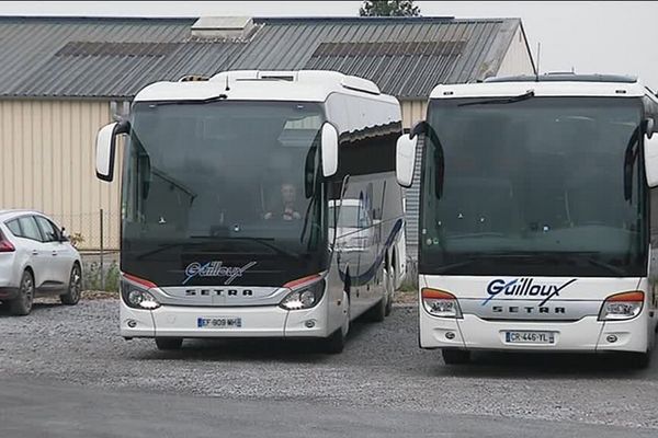 La société de transport basée à Rethel (Ardennes) a été contactée par des fans du chanteur.