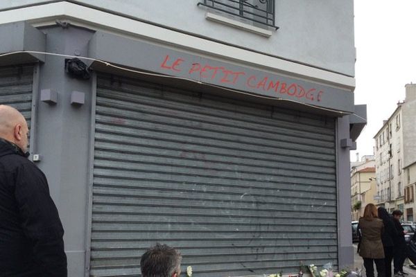 Des fleurs et des bougies ont été déposées devant l'établissement situé rue Alibert à Paris.