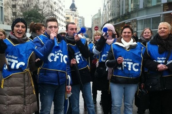 Les salariés ont manifesté devant les établissements pour personnes âgées avant de défiler jusqu'à la mairie. 