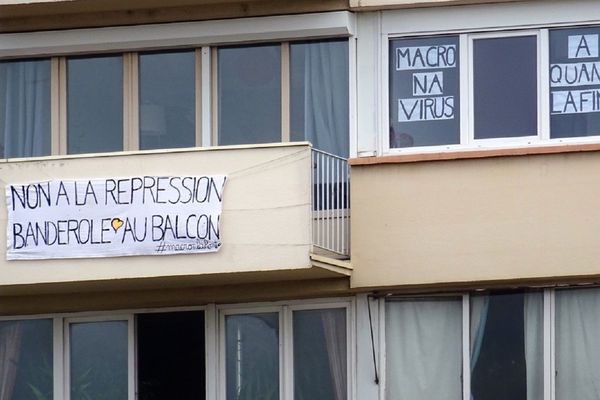 A Toulouse, les banderoles "Macronavirus, à quand la fin ?" se multiplient sur les balcons, en soutien à la jeune femme placée en garde à vue pour avoir affiché le même message sur sa maison.