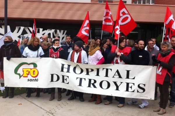 Entre 70 et 100 personnes réunies ce mardi 8 novembre à Troyes devant l'hôpital pour demander de meilleures conditions de travail. 