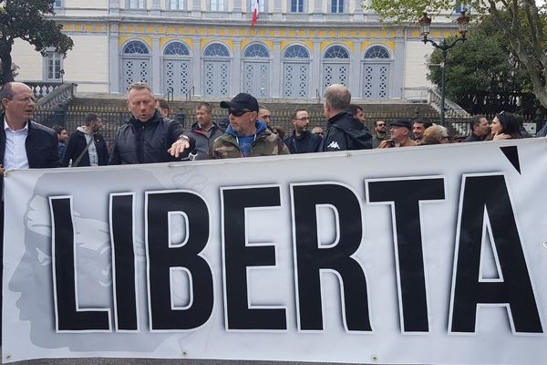 La manifestation organisée par le collectif Patriotti, pour dénoncer la répression contre les anciens prisonniers dits politiques à débuté devant le tribunal de Bastia. 