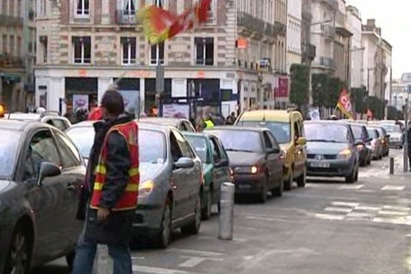 Des salariés de Pétroplus et M Real, lors d'une précédente manifestation en janvier 2012. Comme ce jeudi, ils avaient distribué des faux billets devant les banques de la rue Jeanne d'Arc à Rouen. 