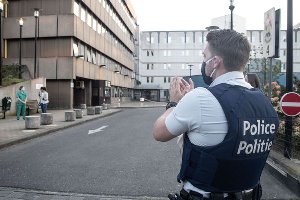 Un policier belge applaudit les soignants d'un hôpital de Bruxelles