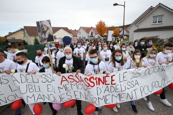 25/10/2020 - Environ 250 personnes participent à une marche blanche dans les rues de Mandeure en mémoire d'Adelissa assassinée deux ans auparavant.