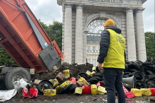 Les agriculteurs ont manifesté et déversé des déchets devant les grilles de la préfecture d'Agen en Lot-et-Garonne.