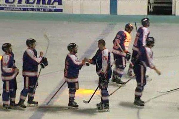 Après leur victoire à domicile 6 à 3 contre Annecy, les Sangliers Arvernes de Clermont-Ferrand se congratulent. Ils sont actuellement premiers de la poule B du championnat de France de hockey sur glace.