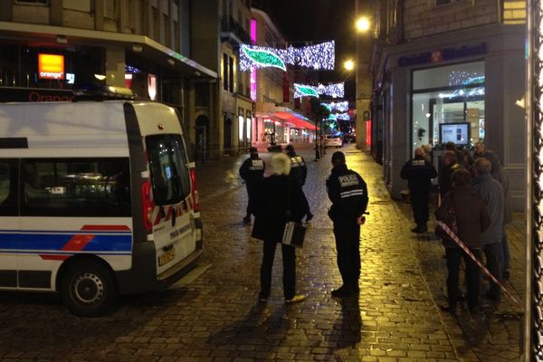 Les policiers rue de la marne à Nantes (de dos Jean-Louis Jossic)