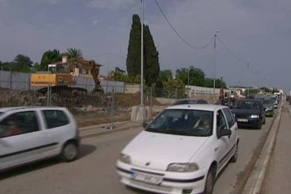 A Cannes, travaux pour mettre en place le réseau de bus en site propre, entre Mandelieu et Le Cannet. Ouverture prévue en 2016.