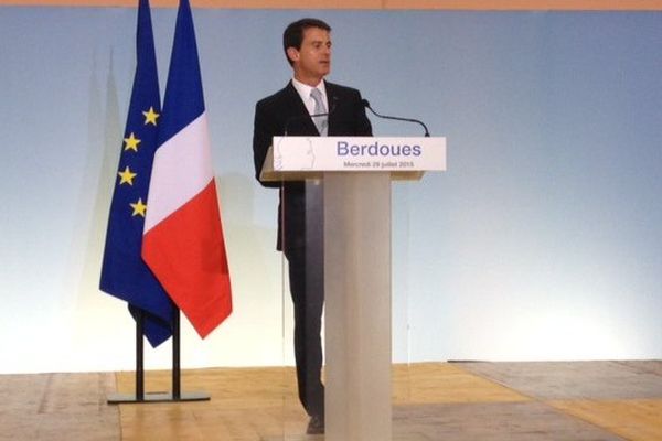 Manuel Valls a commencé sa visite dans le Gers en inaugurant une borne haut débit à Berdoues.