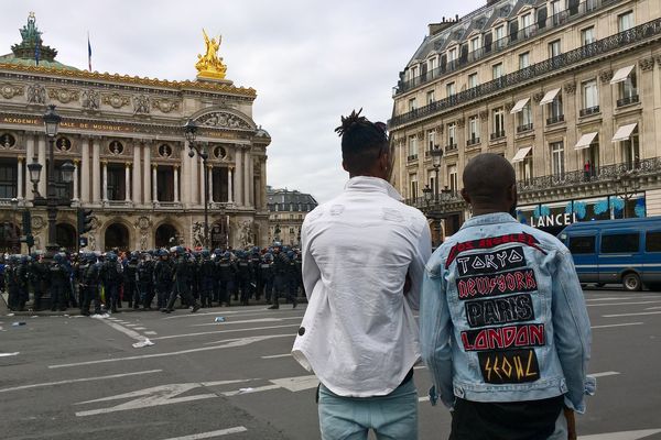 Des policiers face aux opposants congolais, à l'origine de l'interdiction du concert d'Héritier Watanabe.