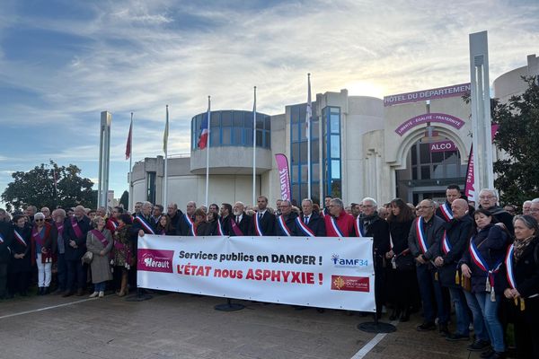 Samedi 14 décembre, les élus de 300 communes de l'Hérault se sont rassemblés sur le parvis de l’Hôtel du Département à Montpellier à l’appel de Kléber Mesquida. Une mobilisation sans précédent pour alerter sur les menaces pesant sur les services publics et les finances locales.