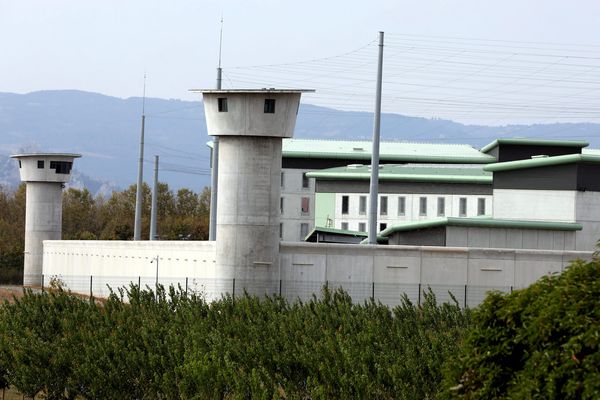 La prison de Valence, dans l'une de ces cellules, un détenu s'est filmé dans une piscine gonflable