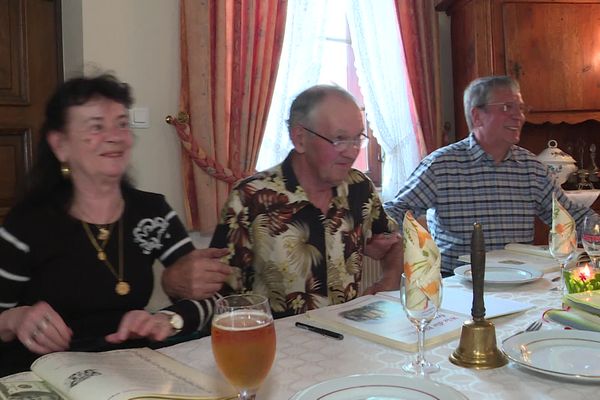 Les gens viennent parfois de loin pour participer aux soirées d'Alfred (au milieu de la photo).