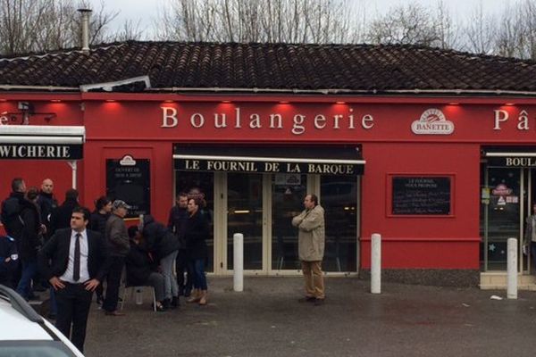 Devant la boulangerie où a eu lieu le drame. La mère de la victime en état de choc sur la chaise.