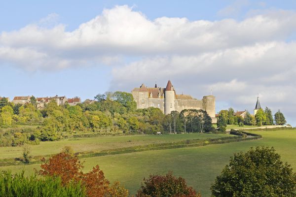 Le château de Châteauneuf-en-Auxois a été bâti il y a 900 ans.