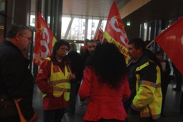 Une centaine de syndicalistes CGT ont perturbé le débat sur le budget à l'Hôtel de la Région Auvergne ce mardi 18 novembre.