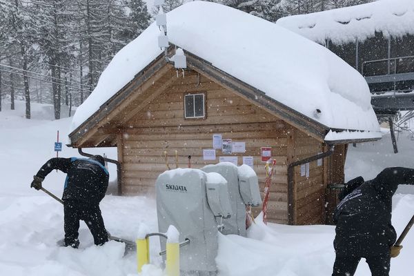 Dans le Queyras, la neige avait tout recouvert dans la station pendant la nuit.